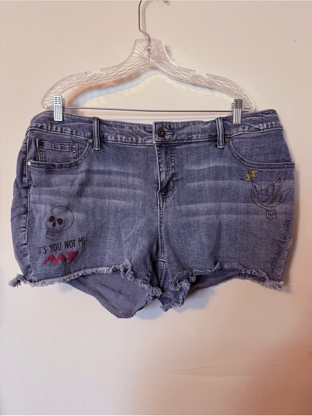Torrid Bronx doodle cut-off shorts featuring graphics & frayed hem Sz 20